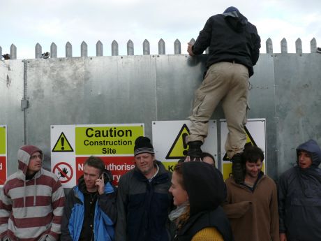 Blockading the gates - having a look over