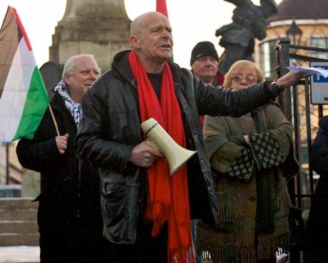 Eamonn McCann of DAWC addressing the rally, in Derry on 27th Dec 09,  marking the anniversary of Israel's assault on Gaza.