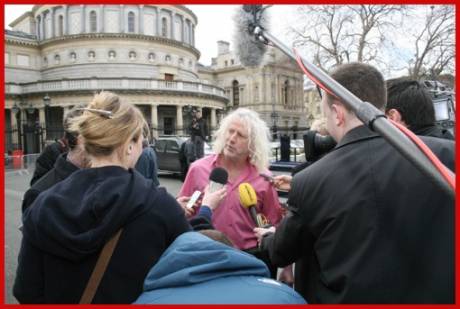 Independant TD Mick Wallace hoping to shock them in pink. Mick is also a member of the technical group in the Dil that includes a number of other independents, the Unemployed Workers Action Group and members of the United Left Alliance.