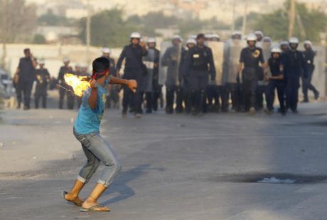 bahrain_youth_police_confrontation_oct05_2012.jpg
